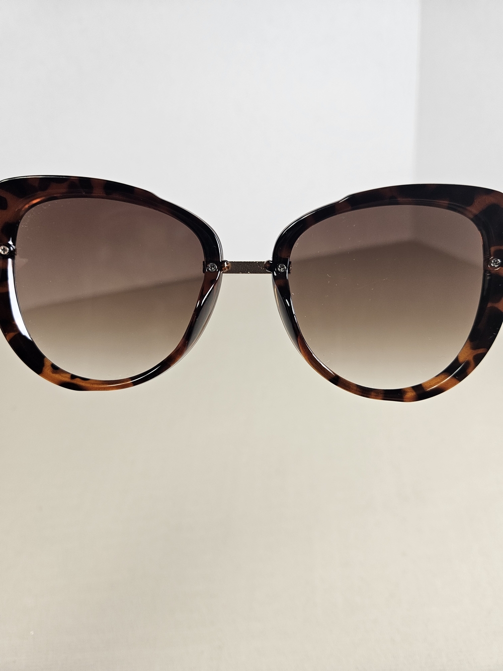 Y2K Juicy Couture Tortoiseshell Cat-Eye Sunglasses with Gold Accents - Picture 8 of 9